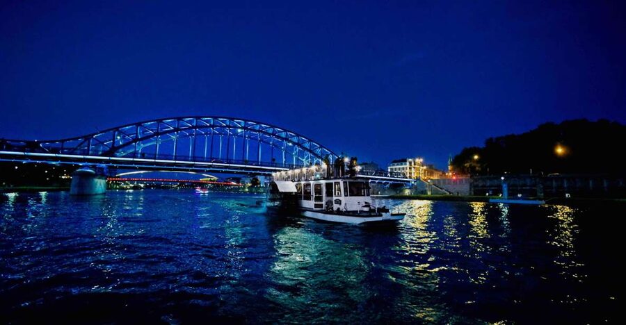 Krakow: 1-Hour Evening Vistula River Cruise - Deck comfort, cold nights, and where to sit
