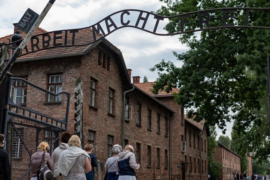 Krakow: Auschwitz-Birkenau Tour Limited to 15 Visitors - The 7-hour flow: how the day is structured and what you can plan around