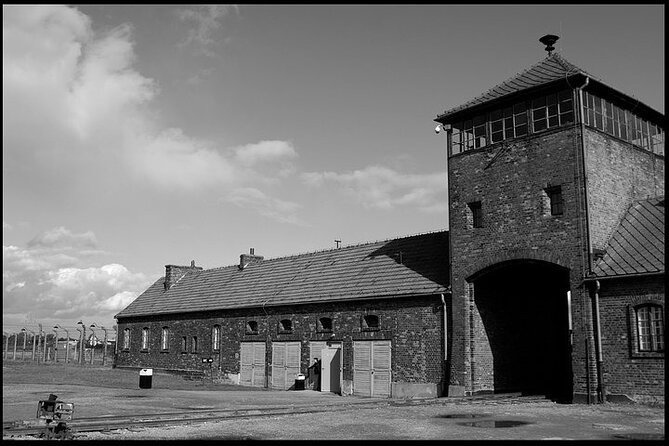Krakow: Auschwitz-Birkenau Tour & Museum Expert Guide - Auschwitz I: how the 2.5-hour guided museum visit lands