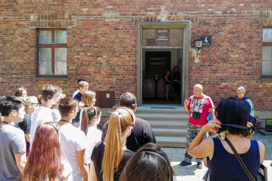 Krakow: Auschwitz Guided Tour with Pickup and Optional Lunch - Lunchbox option and practical comfort choices