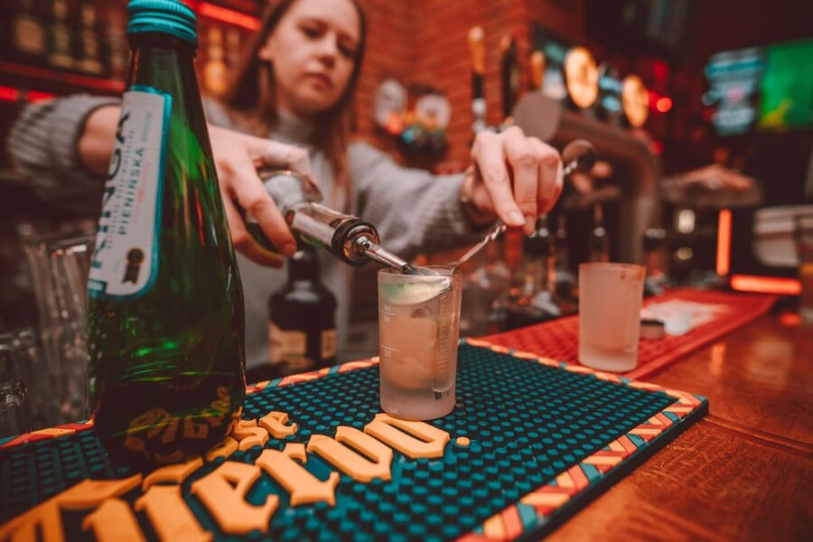 Krakow: Bottomless Brunch with 3-Course Meal and Drinks - The 3-course meal: nachos, Moaburger burger, and cake
