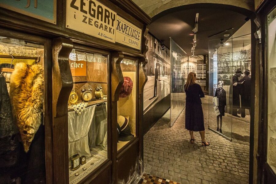 Krakow: City Golf Cart Tour and Schindler's Factory Museum - Time, pacing, and what to bring for a smooth 4-hour day