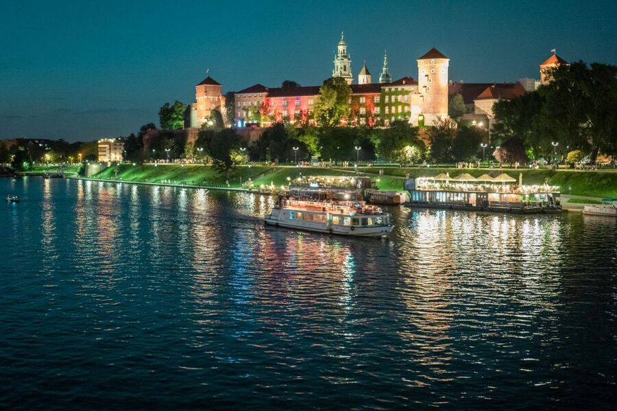 Krakow: Evening Cruise with a Glass of Wine - Leaving Wawel: the route starts with the easiest win