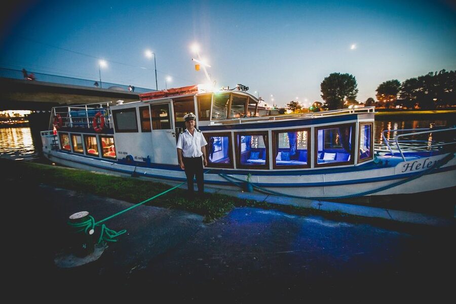 Krakow: Evening Cruise with a Glass of Wine - Kazimierz and Podgórze at night: where the river makes neighborhoods readable