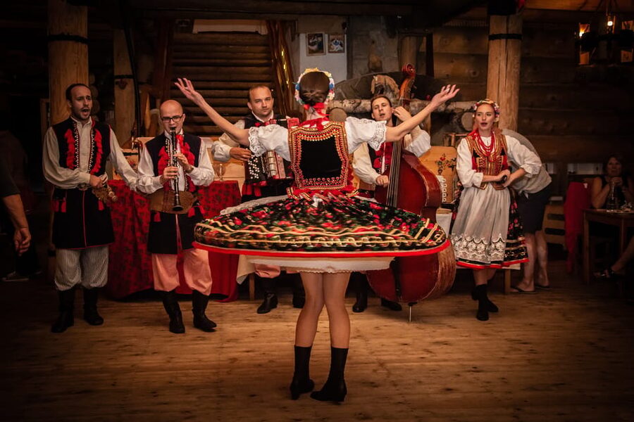 Krakow: Full Traditional Polish Dinner & Folk Show - Folk dances and live music: what the show is like in the garden