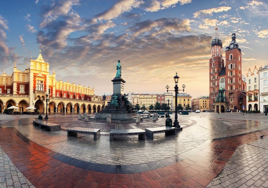 Krakow: Guided Old Town Tour - Meeting at plac Szczepański 4, then locking onto the right pace