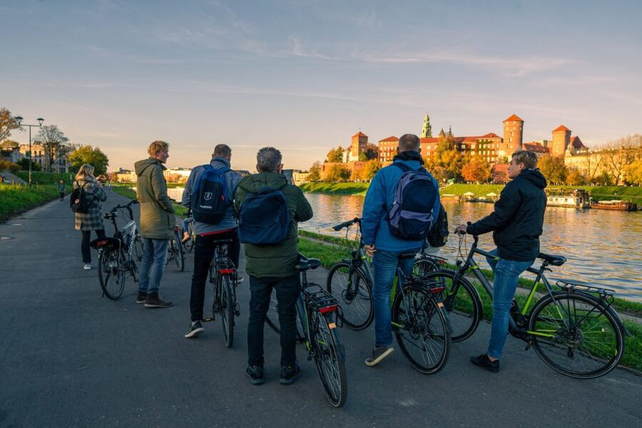 Krakow: Hidden Bike Tour - The park with statues of Polish heroes and war memory