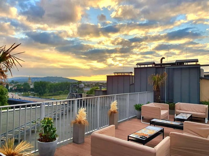 Krakow: Hidden Rooftop Bar Reservation with 1 Cocktail - Finding the terrace entrance at Holiday Suites Cracow