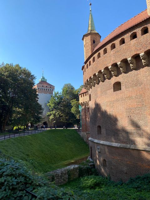 Kraków in a nutshell - walking tour - St. Mary’s Basilica and Czartoryski Museum: why the stops are paired