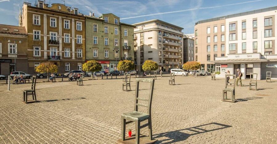 Krakow: Jewish Ghetto Walking Tour - Ghetto Heroes Square and the Chair Memorial’s quiet message