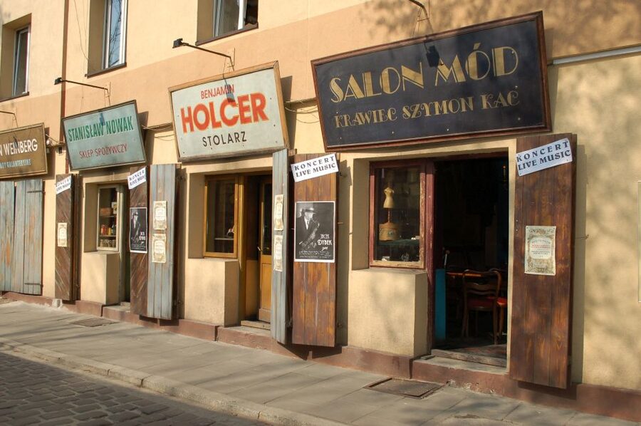 Krakow: Jewish Quarter Guided Walking Tour - Schindler’s List stops: how film memory becomes real geography