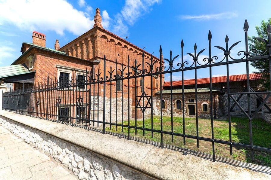 Kraków: Jewish Quarter & Schindler’s Factory Guided Tour - Getting oriented at the Old Synagogue steps