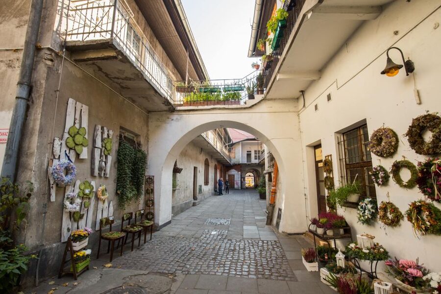 Krakow: Kazimierz Jewish Quarter Walking Tour - Kazimierz is not just a neighborhood, it is a whole story