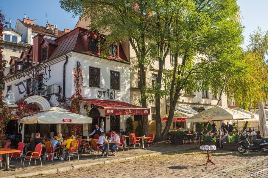 Krakow: Kazimierz Jewish Quarter Walking Tour - Starting at the Old Synagogue, where your bearings click