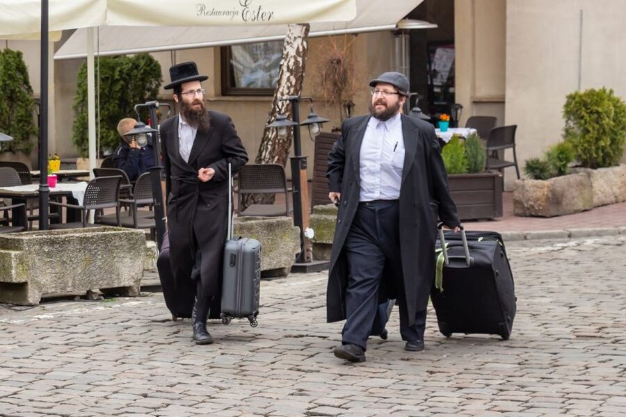 Krakow: Kazimierz, Schindler's Factory & Ghetto Guided Tour - Where you meet and what the 5-hour rhythm feels like
