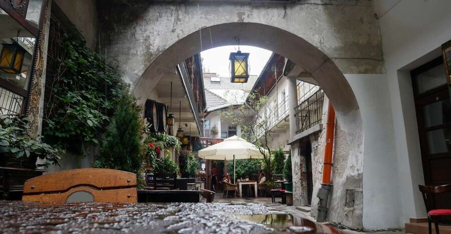 Krakow: Kazimierz, Schindler's Factory & Ghetto with Guide - Old Synagogue area and the Kazimierz streets you can still read