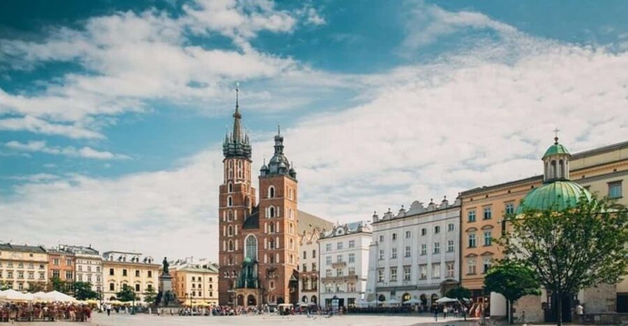 Krakow : Must-See Walking Tour With A Guide - Meeting at Grodzka 21, and why location matters