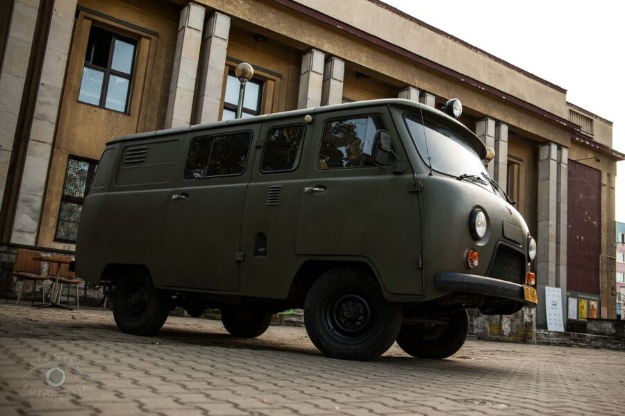 Krakow: Nowa Huta Guided Tour in Vintage Car - Central Square and Roses Avenue: Where the Lenin Story Lives
