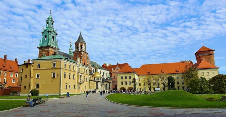 Kraków old town and jewish quarter® - Downtown Krakow: theater, walls, and the Market Square story