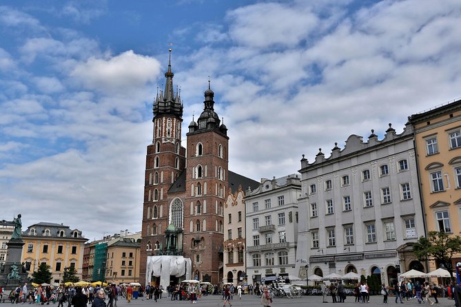 Krakow Old Town Guided Walking Tour - St. Mary’s Basilica and Cloth Hall: the Old Town’s visual paycheck early