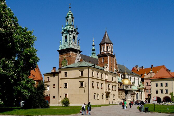 Krakow: Old Town, Jewish Kazimierz and Ghetto Sightseeing by Electric Golf Cart - Main Market Square, Cloth Hall, and Town Hall Tower