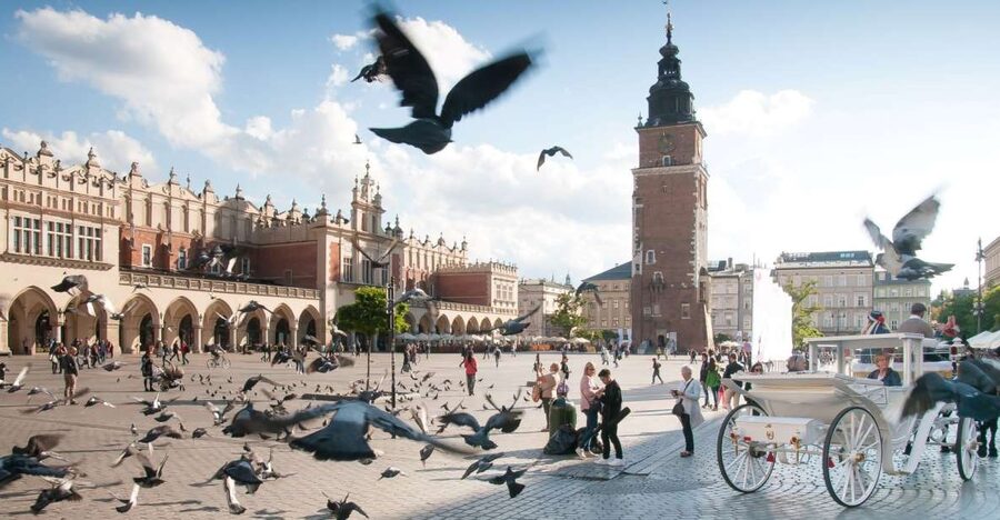 Krakow: Old Town Private Guided Walking Tour - St. Mary’s Basilica and the Cloth Hall: big art and classic Krakow shopping