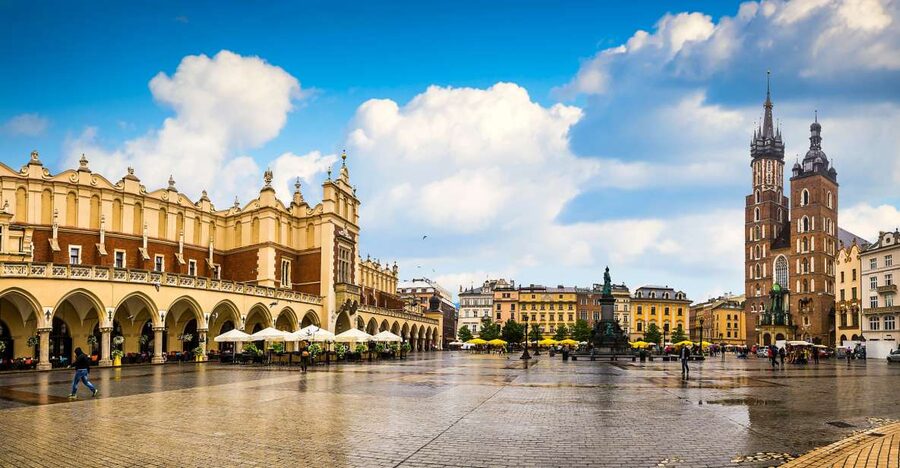 Krakow: Old Town Rynek Underground Entry and Guided Tour - Finding the Cloth Hall Entrance and Meeting Your Guide