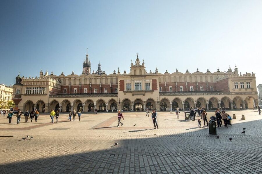 Krakow: Old Town short walk with St. Mary's Basilica visit - Market Square orientation: Cloth Hall and the main beats of Old Town