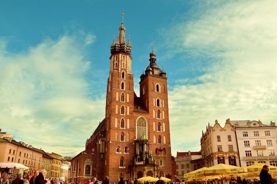 Krakow : Old Town Walking Tour With A guide - Where you start on Szpitalna and how to use the first minutes