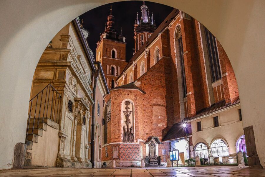 Kraków: Old Town & Wawel Castle Walking Tour in English - Walking the Royal Route Like You Mean It