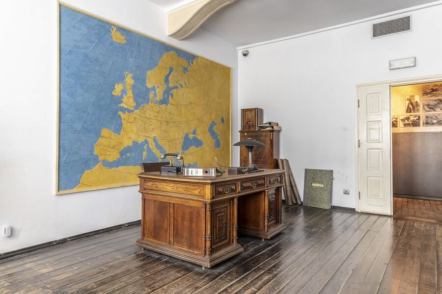 Krakow: Oskar Schindler's Enamel Factory Museum Guided Tour - Key things you’ll notice on this tour