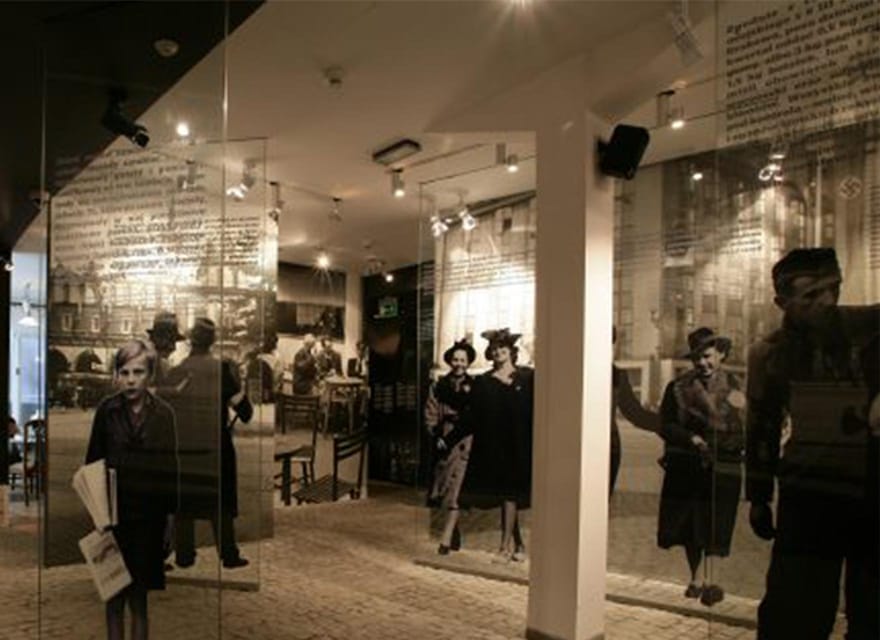 Krakow: Oskar Schindler's Factory Guided Tour&Pickup Options - The 90-minute rhythm, starting at the factory entrance