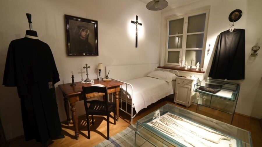 Krakow: Pope John Paul II Guided Tour with Home & Sanctuary - Divine Mercy Sanctuary and Sister Faustina’s Room Reconstruction