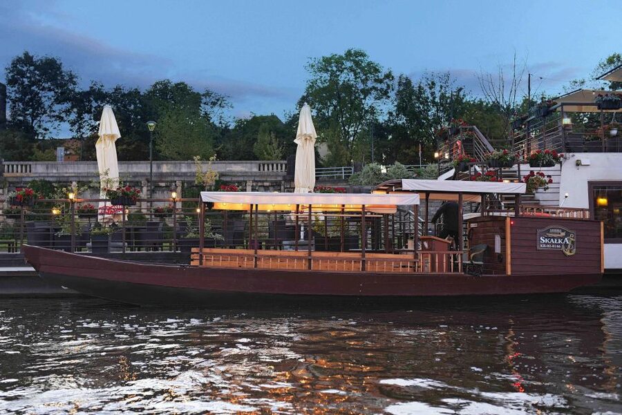 Krakow: Private Traditional Gondola Cruise - The 1-Hour Vistula Cruise and the Sights You’ll Track