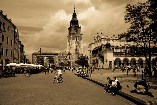 Krakow Private Walking Tour - St Marys Basilica, Cloth Hall, and the Town Hall Tower without the confusion