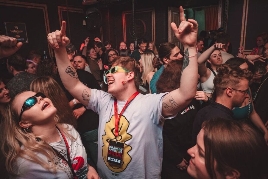 Krakow: Pub Crawl with 1 Hour of Unlimited Alcoholic Drinks - The magician show, and why it hits right during the power hour