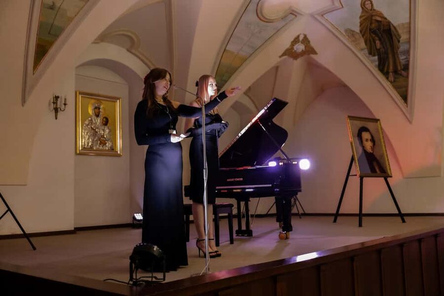 Kraków: Romantic Candlelight Chopin Piano Concert - Candlelit Bernardine Church in Kraków, why the room is half the magic