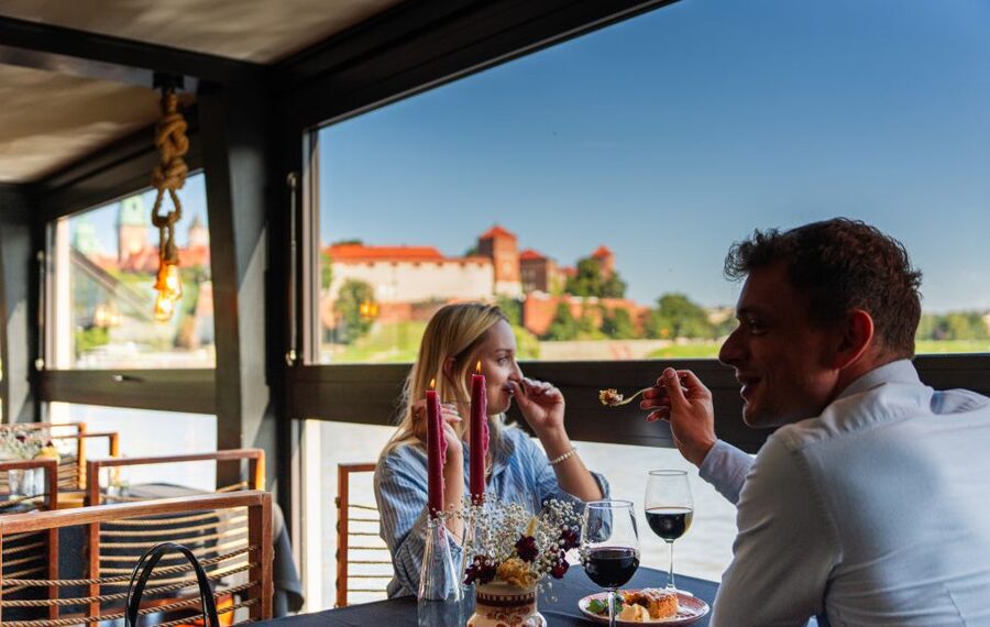 Krakow: Romantic Dinner with a Cruise on the Vistula River - Aquarius Restaurant at Bulwar Czerwieński 81: Wawel lights and a slow start