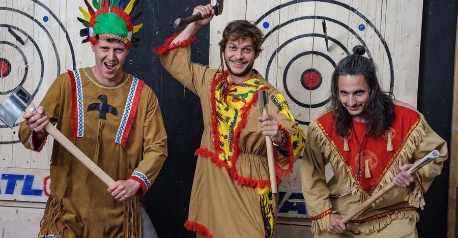 Kraków: Shurikens, Kunais, Knives, Tomahawks, Axes, Shooting - Axe Mate Club in Krakow, a One-Stop Skills Night
