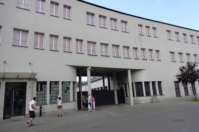Krakow: Skip the line Oskar Schindler’s Museum Private Tour - Your guide’s job: turning dates into choices and consequences