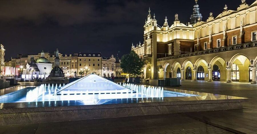 Krakow: Skip-the-Line Rynek Underground Museum Guided Tour - Above Ground First: The Main Market Square in Modern Form