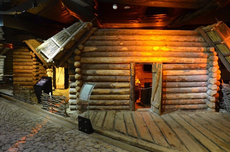 Krakow: Skip the Line Underground Museum and Old Town - Meeting at Zara, Then Heading Underground Fast