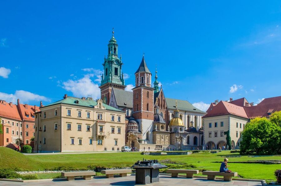 Krakow: Skip-the-Line Wawel Castle & Old Town Guided Tour - St. Mary’s Basilica and the Cloth Hall, How to Look Without Getting Lost