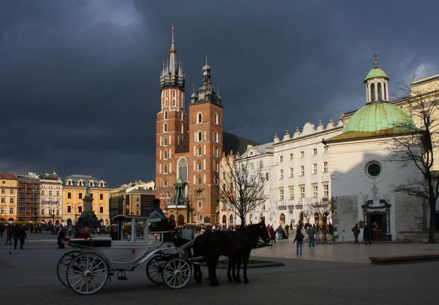Krakow: Skip-the-Line Wawel Castle & Old Town Guided Tour - Planty Park and the City Walls, a Green Pause with a History Lesson