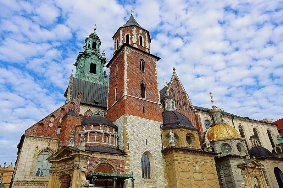 Krakow: Skip-the-Line Wawel Castle & Old Town Guided Tour - Jagiellonian University and What a Passing Stop Can Teach You