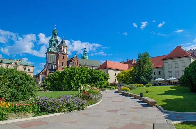 Krakow: Skip-the-Line Wawel Castle & Old Town Guided Tour - Exploring Wawel Castle from the Outside, Then the Meaning Behind It