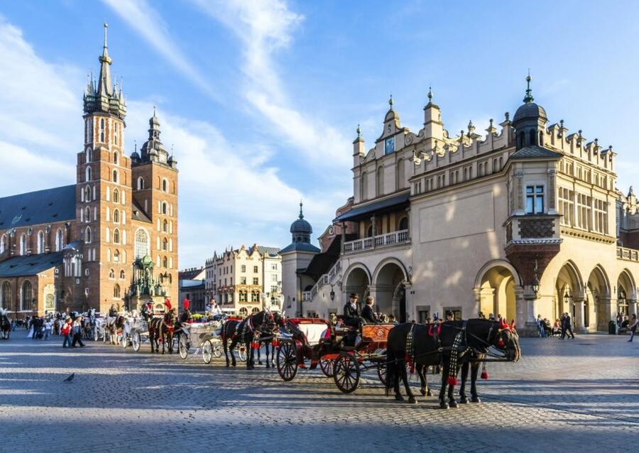 Krakow: St. Mary's Basilica visiting with short guided walk - Key highlights at a glance