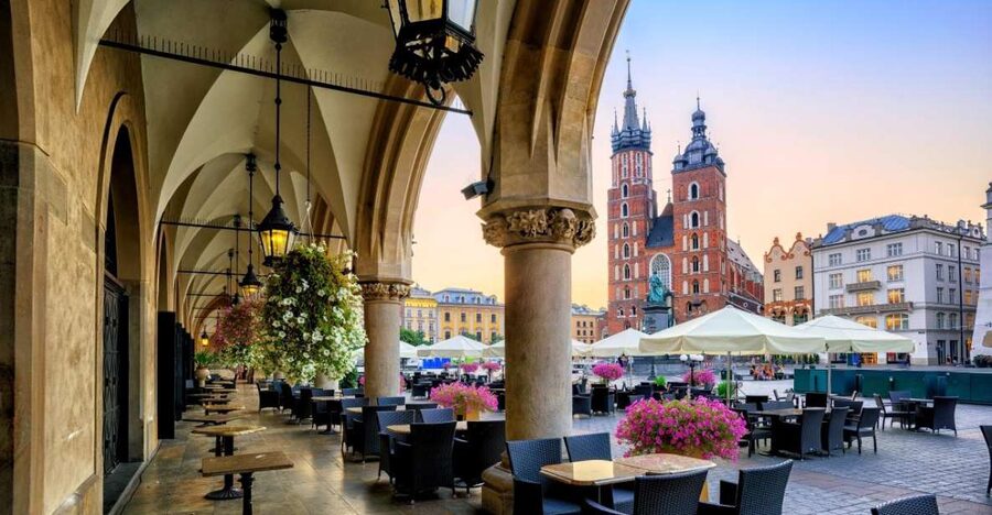 Krakow: St. Mary's Church and Rynek Underground Museum Tour - The walk through Old Town streets you’ll actually remember