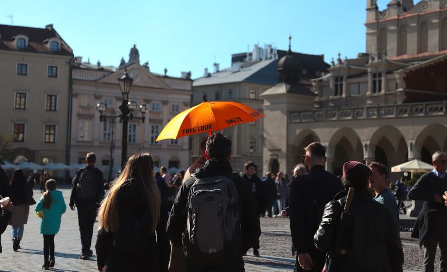 Krakow: The Old Town Walking Tour - Getting Oriented at St. Mary’s Basilica, the orange umbrella start