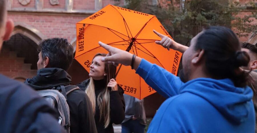 Krakow: The Old Town Walking Tour - Pacing, group rhythm, and what the best guides do